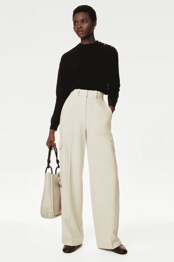 tinuta bej asortat cu negru