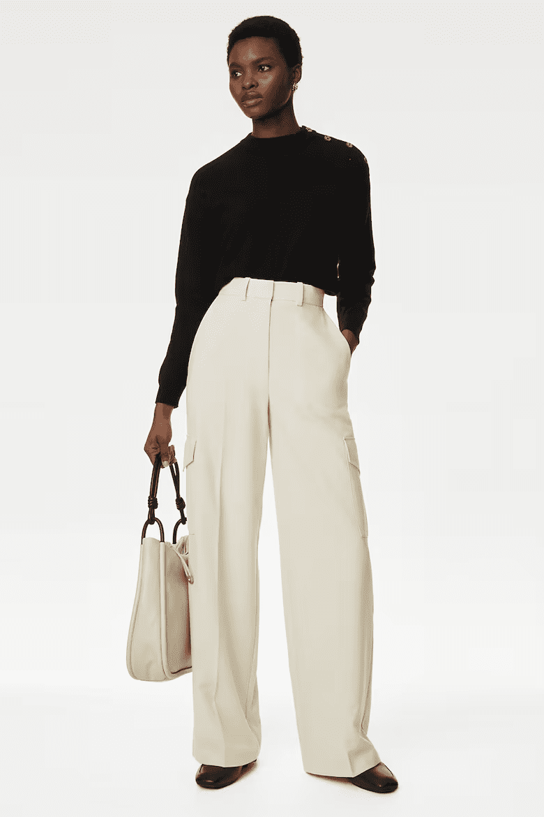 tinuta bej asortat cu negru