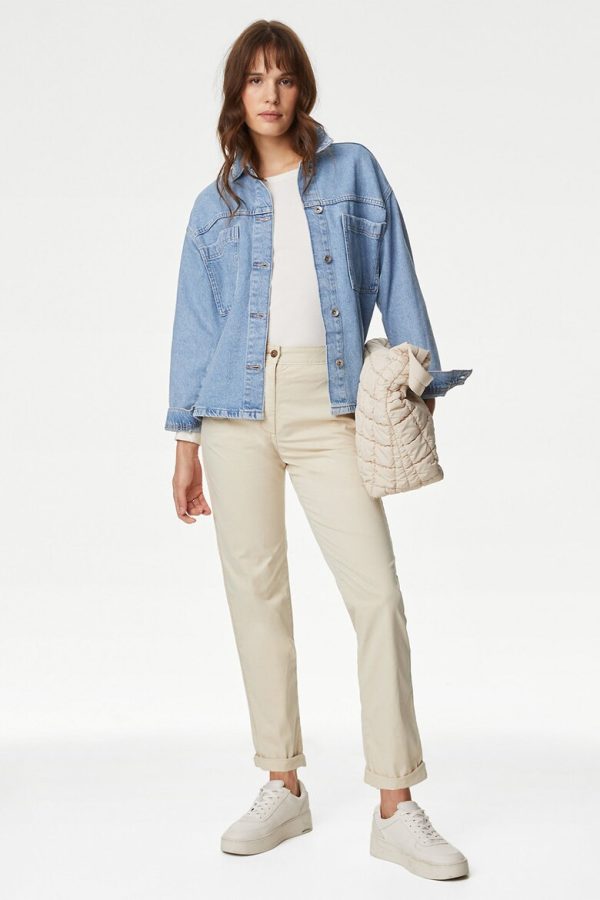 tinuta bej cu albastru