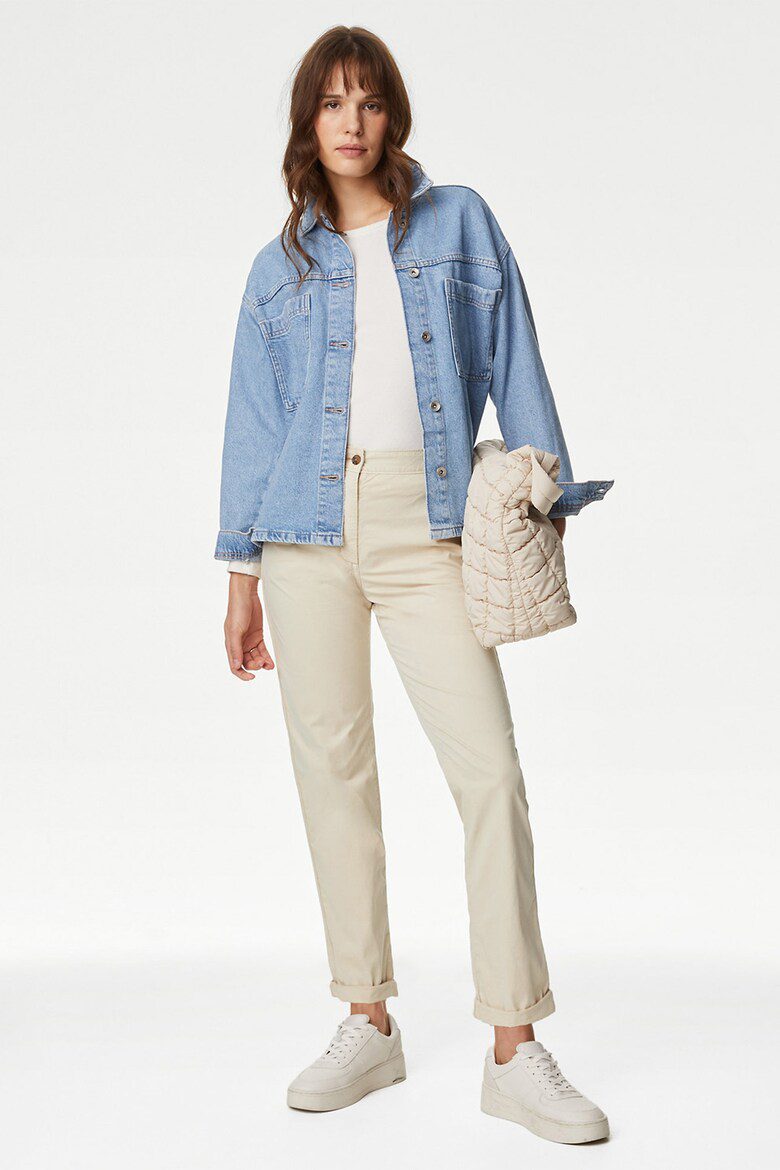 tinuta bej cu albastru