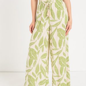 tinuta bej cu pantaloni imprimeu verde