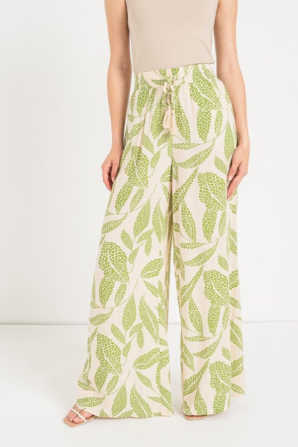 tinuta bej cu pantaloni imprimeu verde