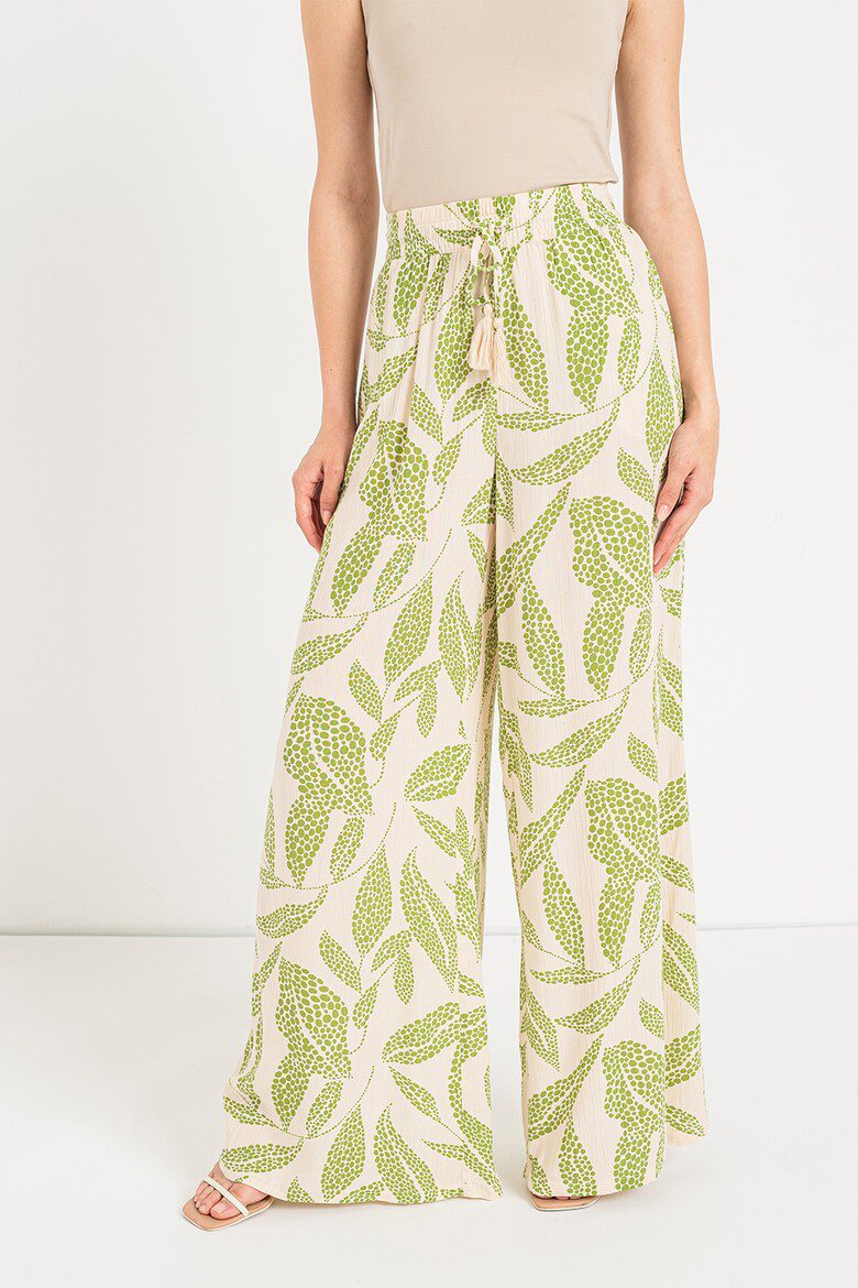 tinuta bej cu pantaloni imprimeu verde