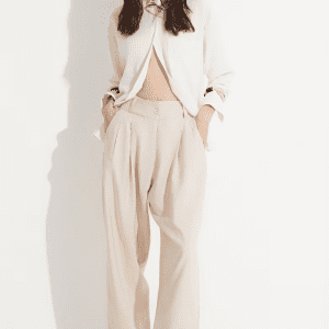 tinuta pantaloni bej si camasa alba