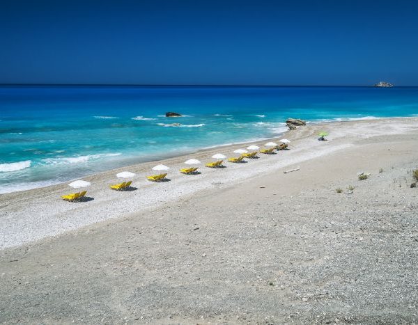 Poza cu plaja in sezonul de iarna din Grecia, temperaturi calde