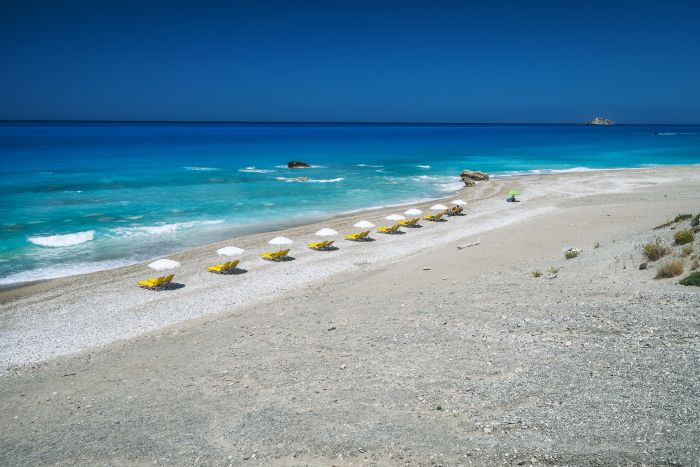 Poza cu plaja in sezonul de iarna din Grecia, temperaturi calde