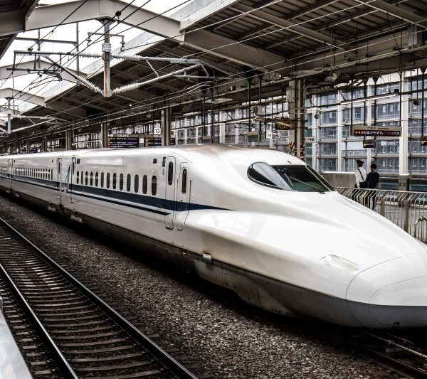 trenul shinkansen in Japonia