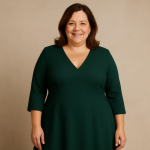 imagine cu o femeie plinuta, care poarta o rochie verde tip A-line