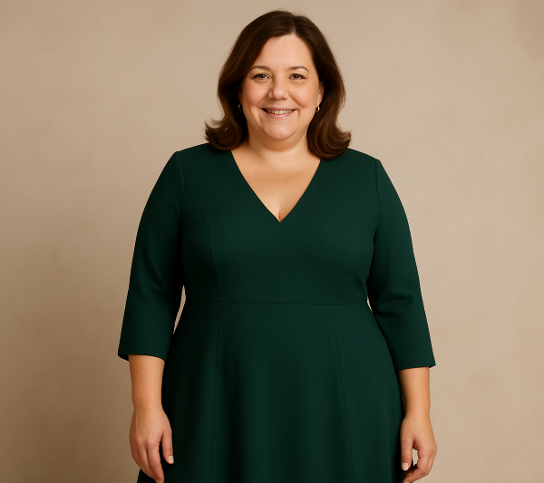 imagine cu o femeie plinuta, care poarta o rochie verde tip A-line