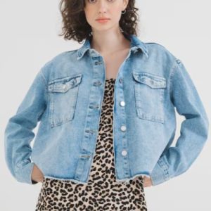 jacheta denim cu terminatii franjurate