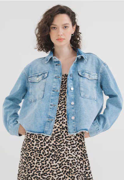 jacheta denim cu terminatii franjurate