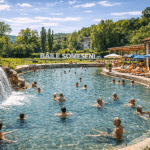 Bazinul de la Băile Someșeni în soare