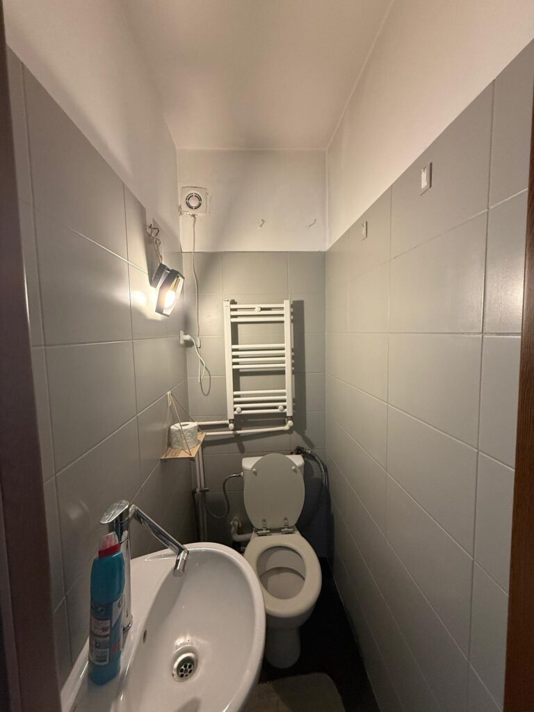 baia cu peretii vopsiti dupa incidentul cu apa