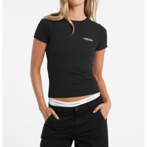 Tricou slim fit cu decolteu la baza gatului - Alb/Negru/Rosu stins