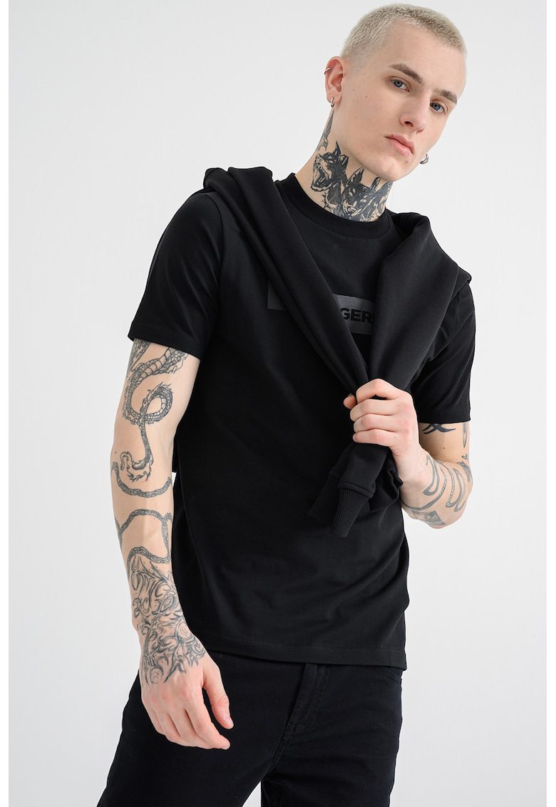 Tricou cu decolteu la baza gatului si logo - Negru