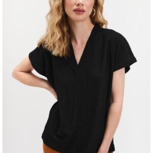 Tricou lejer cu decolteu la baza gatului - Negru