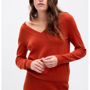 Pulover slim-fit cu decolteu in V - Caramiziu
