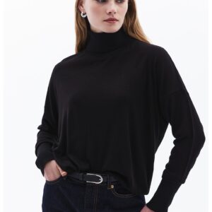 Pulover lejer cu maneci cazute si guler inalt - Negru