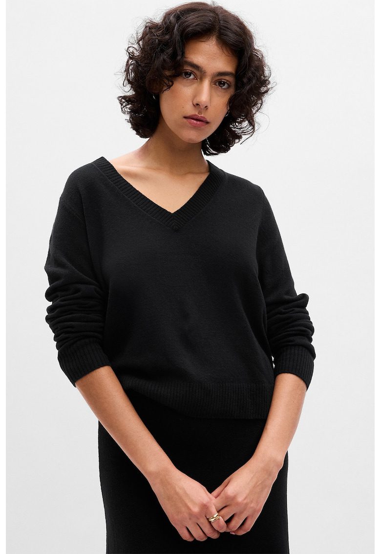 Pulover slim-fit cu decolteu in V - Negru