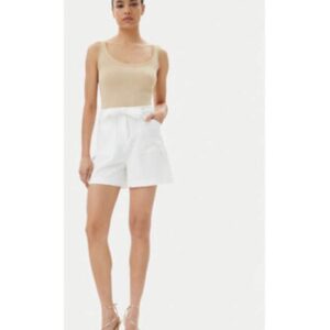 Pantaloni scurti ampli cu talie inalta