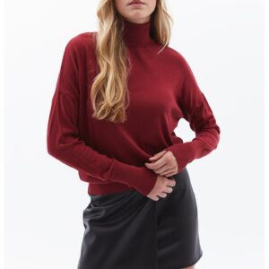 Pulover lejer cu maneci cazute si guler inalt - Rosu inchis