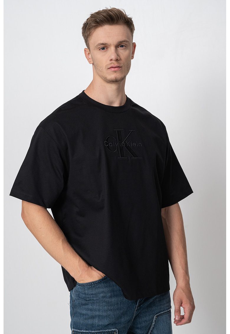 Tricou cu decolteu la baza gatului si logo brodat - Negru